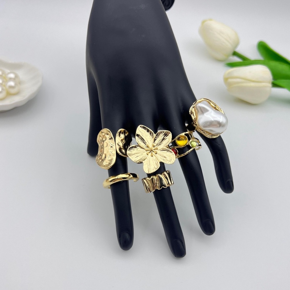Elegant Gold Flower and Pearl Ring Set